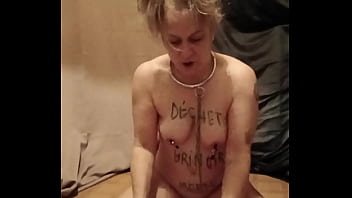 2025 04 19 esclave f autoseance uro insultes masurbation