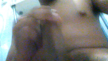 Masturbandome caliente en el baño de mi casa