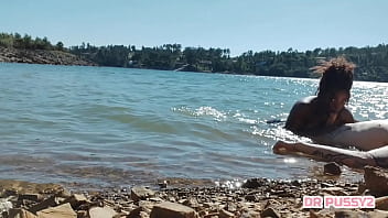 Mamei o pau do tatuado dentro de água na frente de todos os turistas que passeavam de barco ao final da tarde