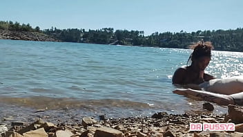 Mamei O Pau Do Tatuado Dentro De água Na Frente De Todos Os Turistas Que Passeavam De Barco Ao Final Da Tarde thumbnail