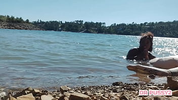 Mamei o pau do tatuado dentro de água na frente de todos os turistas que passeavam de barco ao final da tarde