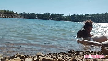 Mamei o pau do tatuado dentro de água na frente de todos os turistas que passeavam de barco ao final da tarde