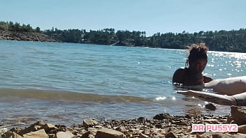 Mamei o pau do tatuado dentro de água na frente de todos os turistas que passeavam de barco ao final da tarde