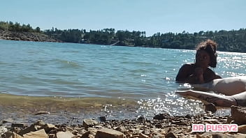 Mamei o pau do tatuado dentro de água na frente de todos os turistas que passeavam de barco ao final da tarde