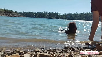 Mamei o pau do tatuado dentro de água na frente de todos os turistas que passeavam de barco ao final da tarde