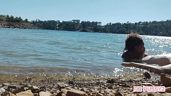 Mamei o pau do tatuado dentro de água na frente de todos os turistas que passeavam de barco ao final da tarde