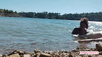 Mamei o pau do tatuado dentro de água na frente de todos os turistas que passeavam de barco ao final da tarde