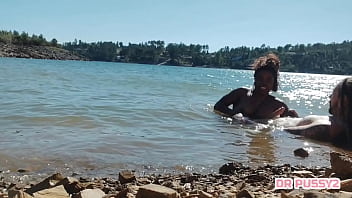 Mamei o pau do tatuado dentro de água na frente de todos os turistas que passeavam de barco ao final da tarde