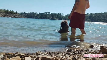 Mamei o pau do tatuado dentro de água na frente de todos os turistas que passeavam de barco ao final da tarde