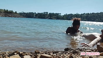 Mamei o pau do tatuado dentro de água na frente de todos os turistas que passeavam de barco ao final da tarde