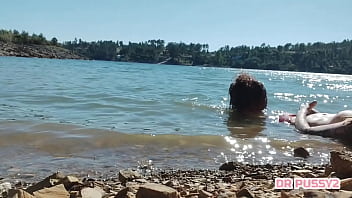 Mamei o pau do tatuado dentro de água na frente de todos os turistas que passeavam de barco ao final da tarde