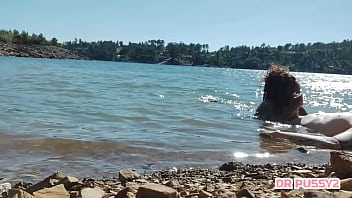 Mamei O Pau Do Tatuado Dentro De água Na Frente De Todos Os Turistas Que Passeavam De Barco Ao Final Da Tarde thumbnail