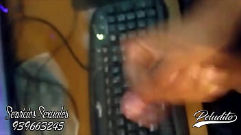 Demostrando un poco de leche para las mujeres