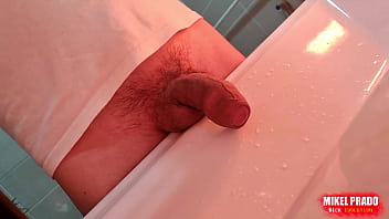 Junger Kerl Pisst Ins Waschbecken thumbnail