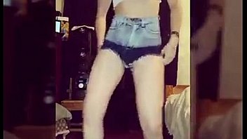 Laly porreta bailando mostrando el culo