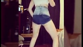 Laly porreta bailando mostrando el culo