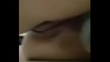 Amiga enfiando tudo no rabo