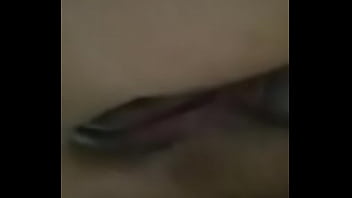 Amiga enfiando tudo no rabo