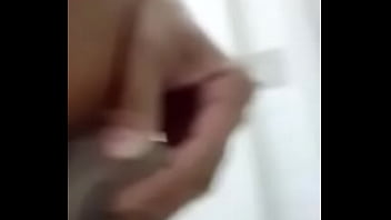 Amiga enfiando tudo no rabo