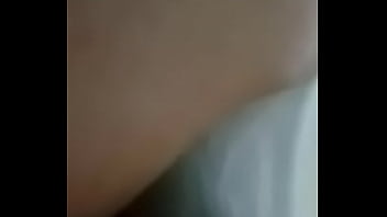 Amiga enfiando tudo no rabo