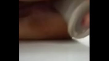 Amiga enfiando tudo no rabo