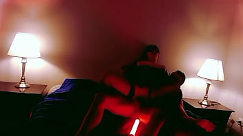 Me follo a mi madrastra cuando termina de hablar con sus esposo por celular