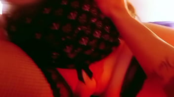 Me follo a mi madrastra cuando termina de hablar con sus esposo por celular