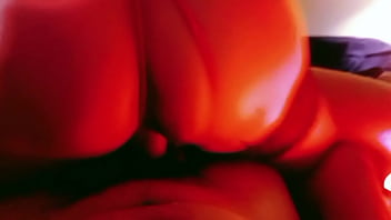 Me follo a mi madrastra cuando termina de hablar con sus esposo por celular