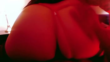 Me follo a mi madrastra cuando termina de hablar con sus esposo por celular