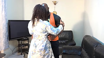 Elle est tellement excitée devant ce technicien costaud qu'elle a a dû si bien sucer sa bite noire et il la pénètre bien pour qu'elle puisse se soulager