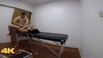 Levando rola na maca pelo massagista