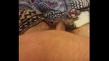 Moreno gostoso se masturbando deitado