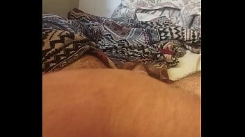 Moreno gostoso se masturbando deitado