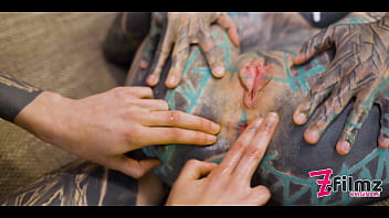 Alt babe’s ass stretched wide by a deep fist