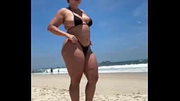 Uma coroa sem vergonha a luz do dia