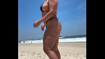 Uma coroa sem vergonha a luz do dia