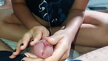 Casallombra recebendo uma bela punheta bem babada da minha esposa