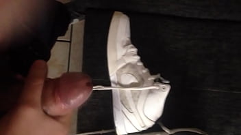 Cum On My Nike Gozando No Meu Nike Branco thumbnail