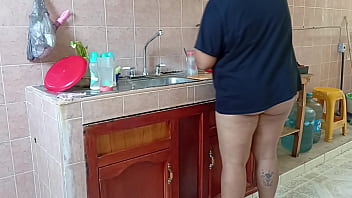 Vecina Señora Gordibuena En La Cocina Del Departamento De Al Lado thumbnail