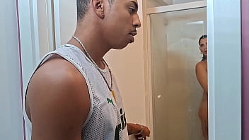 Cunhada gostosa estava tomando banho vi ela toda peladinha