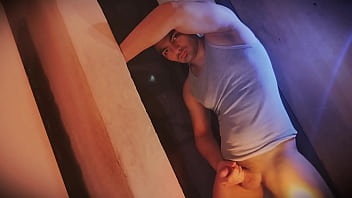 Contra la pared hombre musculoso pene grande y movimientos pelvicos sexys del sexy caballero