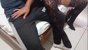 Novinho pirocudo venho me conhecer e não aguentou gozou antes de gozar na minha boca