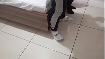 Novinho pirocudo venho me conhecer e não aguentou gozou antes de gozar na minha boca