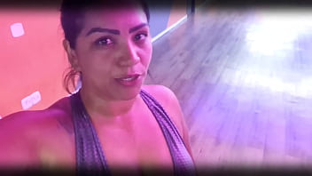 Ficou suadinha na academia tive que gozar dentro da sua buceta molhadinha