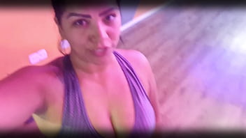 Ficou suadinha na academia tive que gozar dentro da sua buceta molhadinha