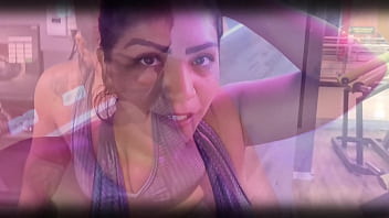 Ficou suadinha na academia tive que gozar dentro da sua buceta molhadinha