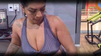 Ficou suadinha na academia tive que gozar dentro da sua buceta molhadinha