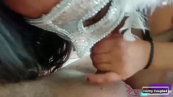 Mi amigo quiere que le chupe la verga y le hago una deliciosa mamada