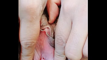 Soy una mujer bastante cachonda me encanta sentir esas pollas grandes y consolador gigante meter hasta el fondo y sentir un gran placer a chorros