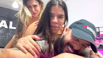 Quela sensação gostosa em chupar um cu e uma pica grossa ao mesmo tempo qui delícia senti a pica pulsando dentro da buceta molhada os três gozando juntos sem parar